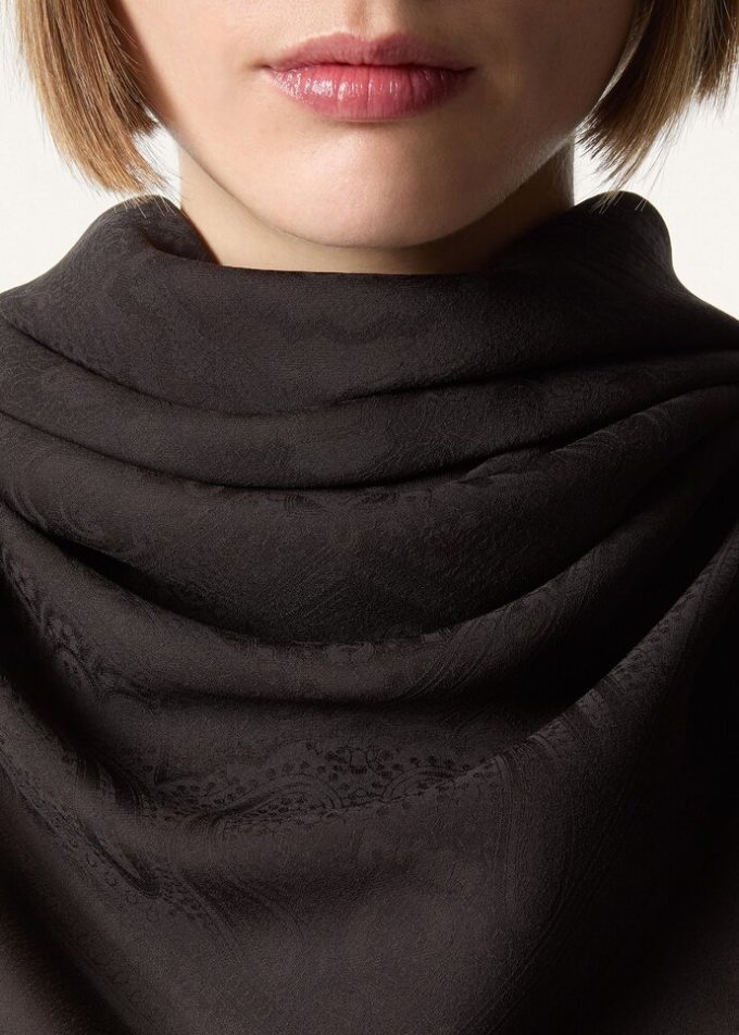 Floral Majolica Foulard 120 x 120 Floral Majolica Foulard 120 x 120