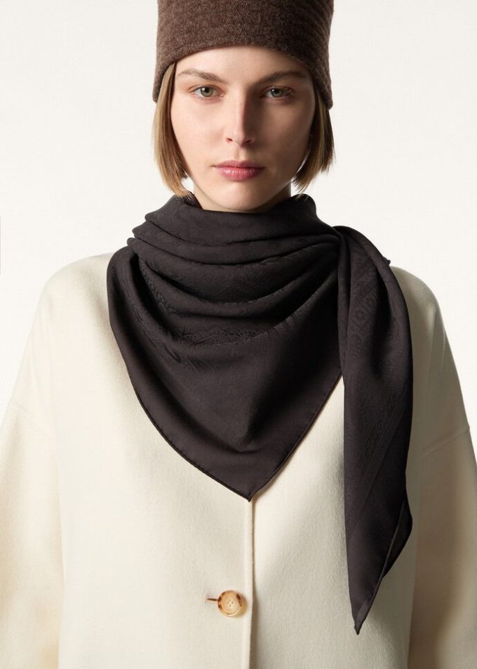 Floral Majolica Foulard 120 x 120 Floral Majolica Foulard 120 x 120