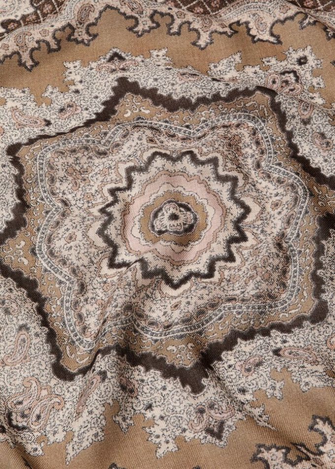 Floral Majolica Foulard 90 x 90 Floral Majolica Foulard 90 x 90