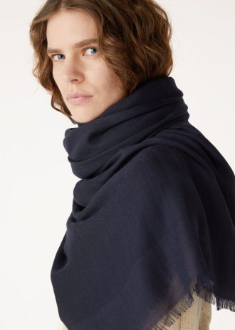 Maxi Crest Stole Maxi Crest Stole